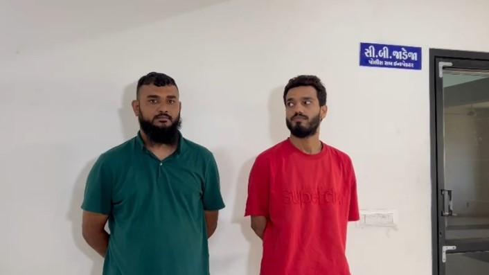 <p><span style="color: rgb(224, 62, 45);" data-mce-style="color: rgb(224, 62, 45);"><strong>દુબઈમાં ઘડાયું લૂંટનું કાવતરું : </strong></span>5 લાખના કમિશન માટે રાજકોટના આંગડિયા પેઢીના 2 કર્મીઓને બંધક બનાવી 50 લાખ લૂંટ્યા, બે આરોપીની ધરપકડ... </p>