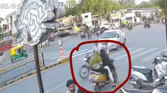 <p><span style="color: rgb(224, 62, 45);" data-mce-style="color: rgb(224, 62, 45);"><strong>ટ્રાફિક નિયમ તોડવો જીવલેણ સાબિત થયો :</strong></span> અમદાવાદમાં મોપેડ સવાર યુવતીઓને AMTS બસે અડફેટે લીધી... </p>