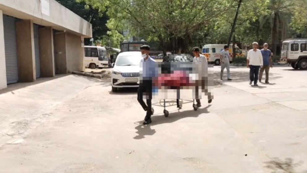 <p><span style="color: rgb(224, 62, 45);" data-mce-style="color: rgb(224, 62, 45);"><strong>ભુજ : </strong></span>જૈન સેવાભાવી સંસ્થાના સંચાલકની તેના જ ઘરમાં નિર્મમ હત્યા,  <strong>નિલેશ શાહ નામના શખ્સે કરી હત્યા...</strong></p>