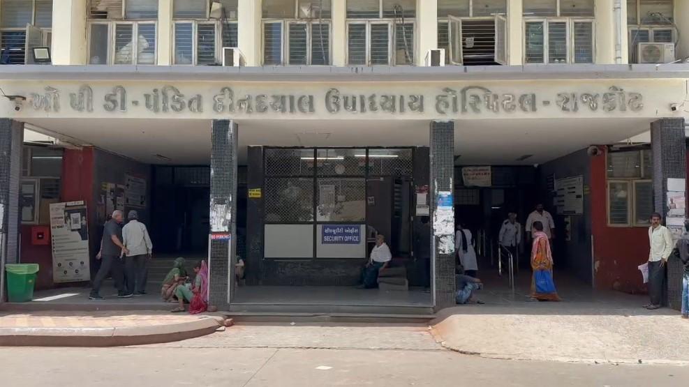 <p><span style="color: rgb(224, 62, 45);" data-mce-style="color: rgb(224, 62, 45);"><strong>સુરત-વડોદરામાં ફિટનેસ સર્ટિફિકેટની કામગીરી શરૂ</strong></span>, તો રાજકોટમાં કેમ નહિ? <strong>સિવિલમાં કામગીરી શરૂ ન થતા યાત્રિકો મુશ્કેલીમાં... </strong></p>