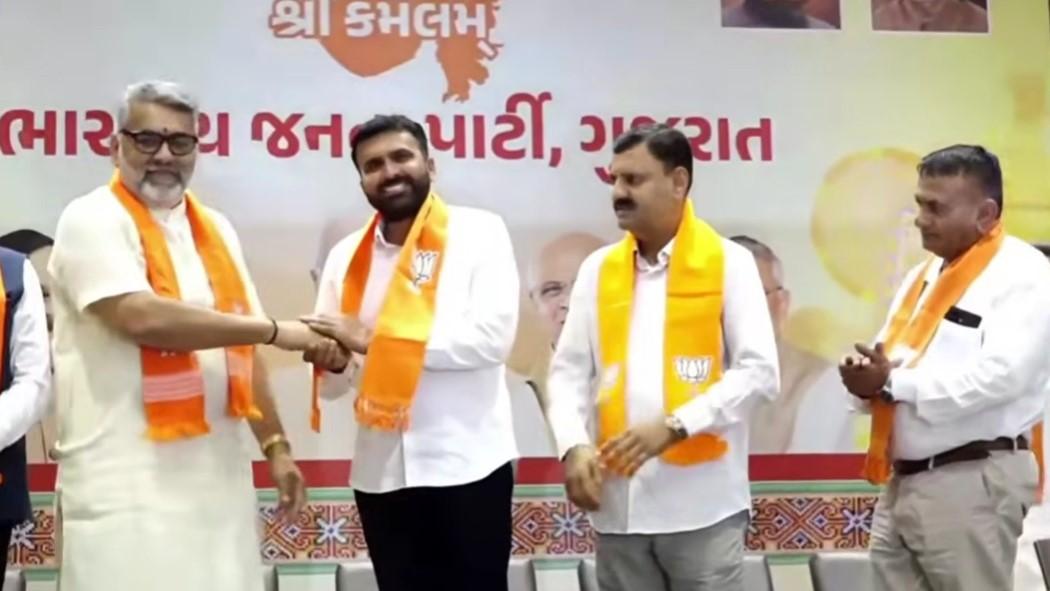 <p><span style="color: rgb(224, 62, 45);" data-mce-style="color: rgb(224, 62, 45);"><strong>રાજુ કરપડા હવે ભાજપમાં! </strong></span>ગાંધીનગર ભાજપના પ્રદેશ કાર્યાલયમાં BJP નેતાઓની ઉપસ્થિતિમાં કેસરિયો ખેસ ધારણ કર્યો, 1000 કાર્યકરોની સાથે પક્ષમાં જોડાયાં... </p>