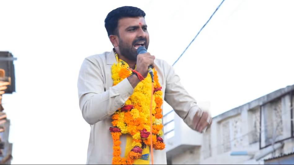 <p><span style="color: rgb(224, 62, 45);"><strong>આંદોલન, આક્રમકતા અને જેલવાસ: </strong></span>જાણો ખેડૂત&nbsp; નેતા રાજુ કરપડાનો વિવાદાસ્પદ રાજકીય ઇતિહાસ</p>