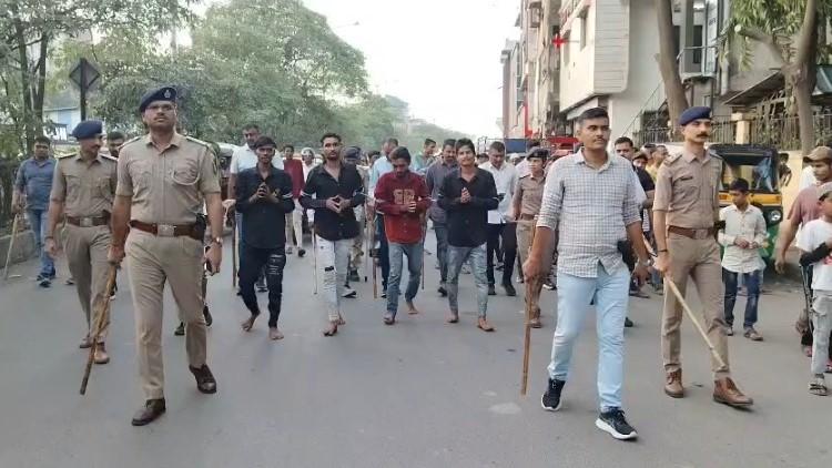 <p><span style="color: rgb(224, 62, 45);" data-mce-style="color: rgb(224, 62, 45);"><strong>સુરત પોલીસનો 'સિંઘમ' અંદાજ : </strong></span>દેખ લિયા ઘર મેં ઘૂસકે મારા..." કહેનારાઓની શાન ઠેકાણે, સુરત પોલીસે લિંબાયતમાં આરોપીઓનું કાઢ્યું સરઘસ... </p>