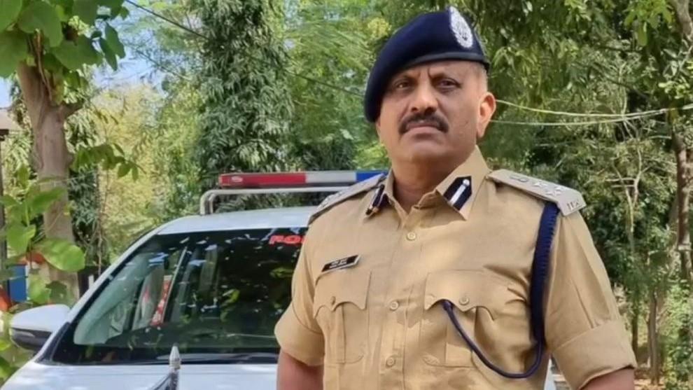 <p><span style="color: rgb(224, 62, 45);" data-mce-style="color: rgb(224, 62, 45);"><strong>ખાખીનું પદ છોડી હવે ભાજપમાં જોડાયાં પૂર્વ IPS મનોજ નિનામા,</strong></span> કેસરિયો ખેસ ધારણ કર્યો...</p>