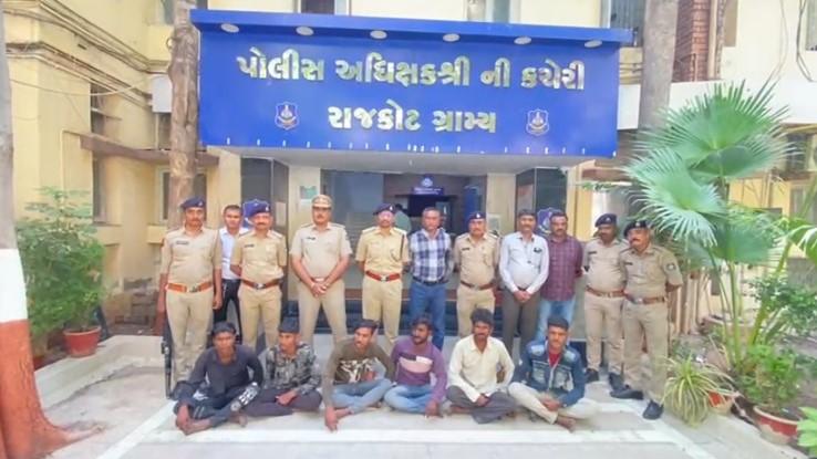 <p><span style="color: rgb(224, 62, 45);" data-mce-style="color: rgb(224, 62, 45);"><strong>આખરે આવ્યા કાયદામાં:</strong></span> રાજકોટમાં અનેક ગુના આચરનાર ટોળકીઓ આખરે આવી કાયદાના સકંજામાં, <strong>બે કુખ્યાત ગેંગના 12 આરોપીઓ વિરુદ્ધ ગુજસીટોક હેઠળ ગુનો નોંધાયો</strong></p>