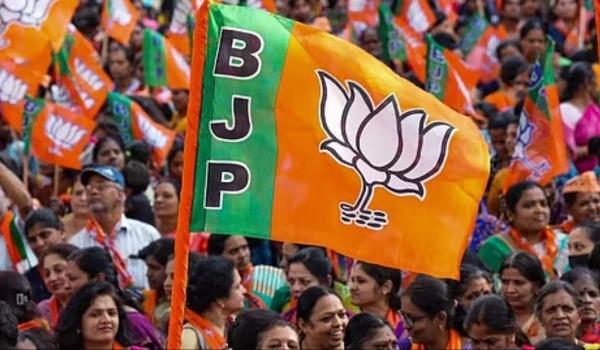 <p><span style="color: rgb(224, 62, 45);" data-mce-style="color: rgb(224, 62, 45);"><strong>બનાસકાંઠામાં ચૂંટણીનો ધમધમાટ :</strong></span> ભાજપે વાવ અને થરાદના ઉમેદવારોના પત્તા ખોલ્યા, કોને મળ્યું સ્થાન અને કોની કપાઈ ટિકિટ?</p>