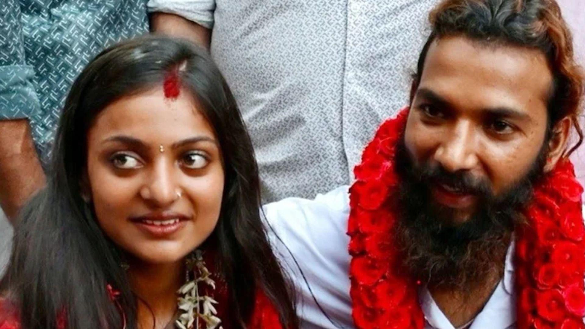 <p><span style="color: rgb(224, 62, 45);" data-mce-style="color: rgb(224, 62, 45);">સગીર નીકળી મહાકુંભની 'વાયરલ ગર્લ' મોનાલિસા!</span> 16 વર્ષ અસલી ઉમર, પતિ ફરમાન ખાન જેલ જશે?</p>