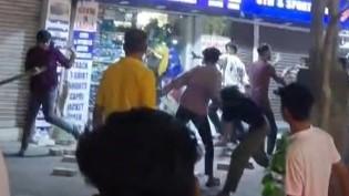 <p><span style="color: rgb(224, 62, 45);" data-mce-style="color: rgb(224, 62, 45);"><strong>જાહેરમાં મારામારી : </strong></span>સુરતના અડાજણમાં લાકડીઓ વડે યુવકો બાખડ્યા, <strong>લોકોમાં ફફડાટ</strong></p>