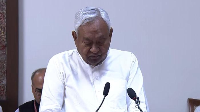 <p><span style="color: rgb(224, 62, 45);" data-mce-style="color: rgb(224, 62, 45);"><strong>બિહારમાં ‘નીતિશ યુગ’નો અંત? </strong></span>સીએમ પદ છોડી નીતિશ કુમારે લીધા રાજ્યસભાના શપથ, હવે કોણ બનશે બિહારના નવા નાથ</p>