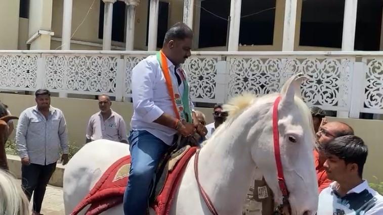 <p><span style="color: rgb(224, 62, 45);" data-mce-style="color: rgb(224, 62, 45);"><strong>લગ્નમાં તો વરરાજો ઘોડા પર બેસે, </strong></span>પણ રાજકોટમાં ઉમેદવાર ઘોડી પર ચડીને નીકળ્યા ફોર્મ ભરવા !, <strong>કોંગ્રેસ ઉમેદવાર રણજીત મુંધવા ઘોડી પર સવાર થઈને પહોંચ્યા...</strong></p>