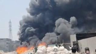 <p><span style="color: rgb(224, 62, 45);" data-mce-style="color: rgb(224, 62, 45);"><strong>સુરતના પાંડેસરામાં વેસ્ટેજમાં ભીષણ આગ :</strong></span> આકાશમાં ધુમાડાના ગોટા ઉડતા અફરાતફરીનો માહોલ...</p>