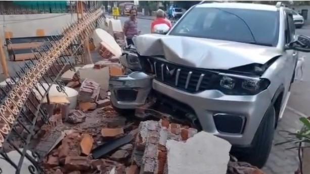 <p><span style="color: rgb(224, 62, 45);" data-mce-style="color: rgb(224, 62, 45);"><strong>વડોદરાના અકોટામાં જાણે સ્કોર્પિયો કાર બની 'ફ્લાઈંગ કાર',</strong></span> ડિવાઈડર કૂદી સીધી ઘરમાં ઘૂસી...</p>