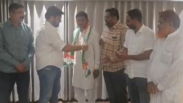 <p><span style="color: rgb(224, 62, 45);"><strong>ચૂંટણી પહેલા ભાજપને મોટો ફટકો : </strong></span>ગાંધીધામ તાલુકા પંચાયત પૂર્વ ઉપપ્રમુખ રમેશ મયાત્રાએ ધારણ કર્યો <strong>કોંગ્રેસનો ખેસ...</strong></p>