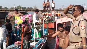 <p><span style="color: rgb(224, 62, 45);" data-mce-style="color: rgb(224, 62, 45);"><strong>યમુના નદીમાં હોડી પલટી, </strong></span>8 શ્રદ્ધાળુઓના કરૂણ મોત, 15નો આબાદ બચાવ</p>