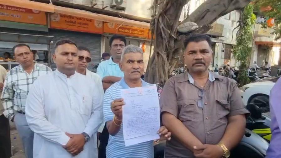 <p><span style="color: rgb(224, 62, 45);" data-mce-style="color: rgb(224, 62, 45);"><strong>અમદાવાદ ભાજપમાં ચૂંટણી પહેલા જ ભડકો :</strong></span> ટિકિટ મુદ્દે ચાંદખેડા વોર્ડના પ્રમુખ સહિતનાં કાર્યકરોમાં ભારે રોષ, <strong>રાજીનામા સાથે પહોંચ્યા BJP કાર્યાલય...</strong></p>