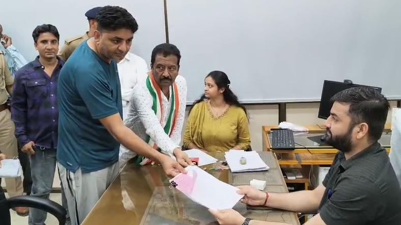 <p><span style="color: rgb(224, 62, 45);" data-mce-style="color: rgb(224, 62, 45);"><strong>જામનગર વોર્ડ નંબર 12માં કાંટે કી ટક્કર: </strong></span>ગુજસીટોકના બે આરોપીઓ સામસામે, અસ્લમ ખીલજી બાદ હવે અલ્તાફ ખફીએ પણ પોલીસ જાપ્તામાં ફોર્મ ભર્યું</p>