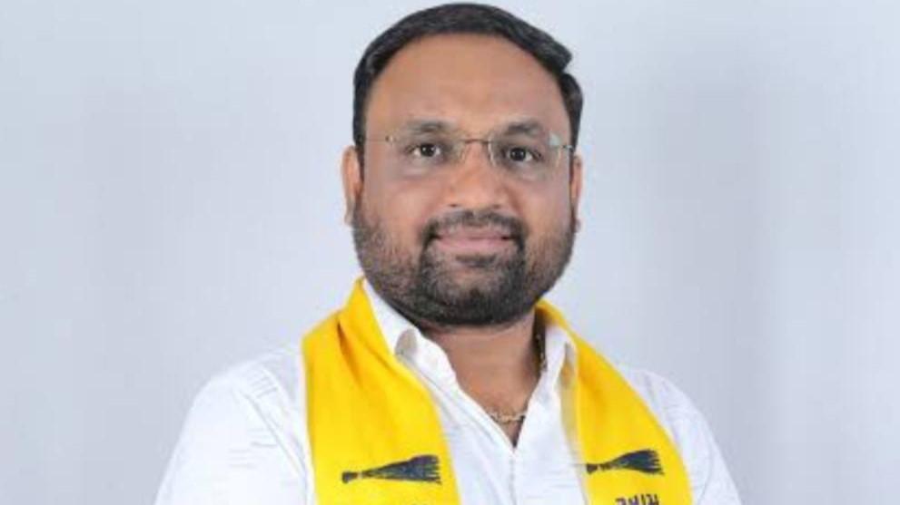 <p><span style="color: rgb(224, 62, 45);" data-mce-style="color: rgb(224, 62, 45);"><strong>પત્નીને છૂટાછેડા આપી તારી સાથે લગ્ન કરીશ', </strong></span>સુરતમાં આપના પ્રવક્તાએ મહિલાને પ્રેમની માયાજાળમાં ફસાવી આચર્યું દુષ્કર્મ, <strong>મહિલાએ કર્યા આક્ષેપો...</strong></p>