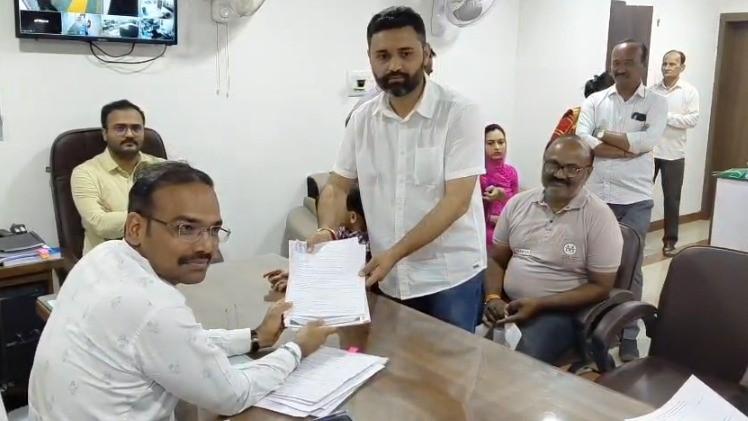 <p><span style="color: rgb(224, 62, 45);" data-mce-style="color: rgb(224, 62, 45);"><strong>મોરબી મહાનગરપાલિકા ચૂંટણી :</strong></span> શહેર કોંગ્રેસ પ્રમુખ પુષ્પરાજસિંહ જાડેજાએ ઉમેદવારી ફોર્મ ભર્યું, <strong>જાણો ક્યાં વોર્ડમાથી લડશે ચૂંટણી... </strong></p>