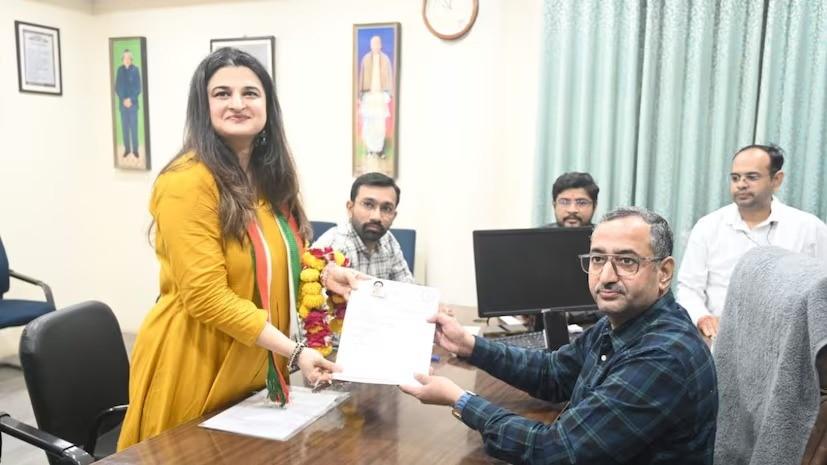 <p>રાજકોટમાં રેડિયો પર મનોરંજન પૂરું પાડતી <span style="color: rgb(224, 62, 45);" data-mce-style="color: rgb(224, 62, 45);"><strong>RJ આભાની રાજકારણમાં એન્ટ્રી</strong></span>, વોર્ડ નં. 10 માંથી કોંગ્રેસના ઉમેદવાર તરીકે ભર્યું ઉમેદવારી પત્રક...</p>