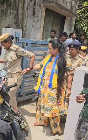 <p>સુરત કલેક્ટર કચેરીમાં એવું તે શું થયું કે <span style="color: rgb(224, 62, 45);" data-mce-style="color: rgb(224, 62, 45);"><strong>AAPના મહિલા ઉમેદવારે જિંદગી ટૂંકાવવાનો પ્રયાસ કર્યો?</strong></span> ફોર્મ ભરવા કલેક્ટર કચેરી પહોચ્યાં હતા....</p>