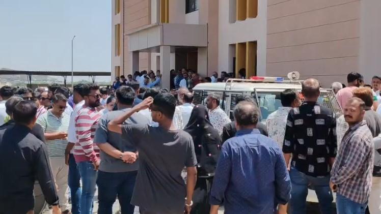 <p><span style="color: rgb(224, 62, 45);" data-mce-style="color: rgb(224, 62, 45);"><strong>કચ્છ : </strong></span>સ્થાનિક સ્વરાજ્યની ચૂંટણી માટે ભાજપ-કોંગ્રેસના ઉમેદવારોએ ફોર્મ ભર્યા... </p>